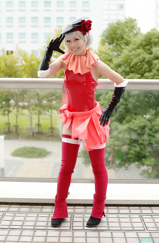 Asian Cosplay Blonde Girl with French Beret wearing Red Leather Leg Warmers and Black Leather Gloves