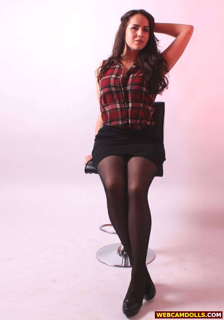 Brunette Girl in Black Sheer Pantyhose and Miniskirt on Webcamdolls