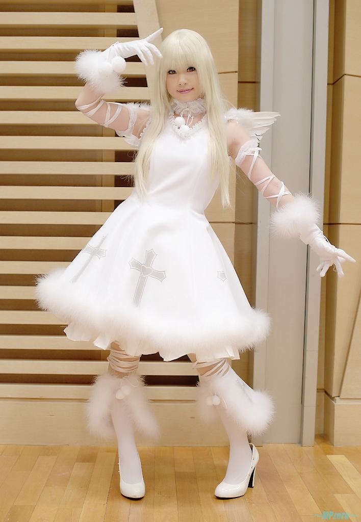 Asian Blonde Cosplay Girl wearing King of Fighters Outfit, White Lycra Socks and White Fur Dress