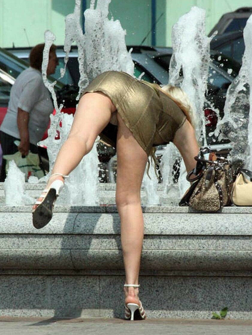 upskirt bare girls 